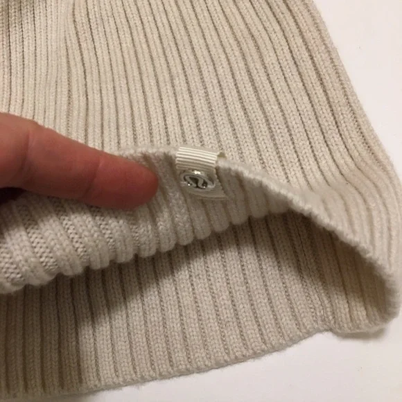 1.Lululemon Wool Be Cozy Toque Merino Wool - Picture 6 of 9